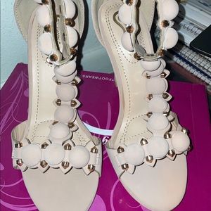 **NEVER WORN HEELS**